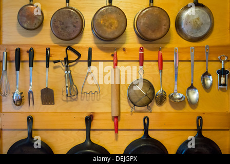 Bovina Center, New York - les ustensiles de cuisine accroché au mur d'une cabane dans les montagnes Catskill. Banque D'Images