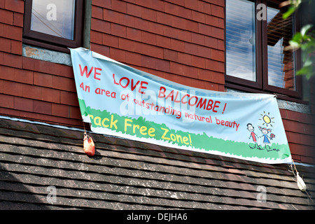 Avis de protestation à Balcombe, UK affiché par les manifestants s'opposant à la Cuadrilla à proximité du site de forage. Banque D'Images