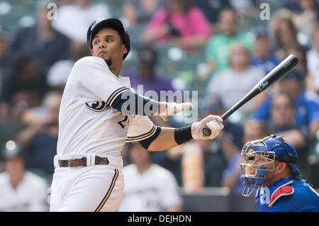 Milwaukee, Wisconsin, États-Unis. 19e Août, 2013. Septembre 19th, 2013 : Centre des Milwaukee Brewers fielder Carlos Gomez # 27 Balançoires lors d'une filature de pas son casque pendant le match de la Ligue Majeure de Baseball entre les Milwaukee Brewers et les Cubs de Chicago au Miller Park de Milwaukee, WI. John Fisher/CSM/Alamy Live News Banque D'Images