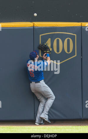 Milwaukee, Wisconsin, États-Unis. 19e Août, 2013. Septembre 19th, 2013 : Chicago Cubs champ centre Ryan Sweeney # 6 n'a plus d'espace, après un centre de Carlos Gomez homer terrain pendant la partie de baseball de ligue majeure entre les Milwaukee Brewers et les Cubs de Chicago au Miller Park de Milwaukee, WI. Les Brasseurs de plomb Cubs 4-1 en 8e manche. John Fisher/CSM/Alamy Live News Banque D'Images