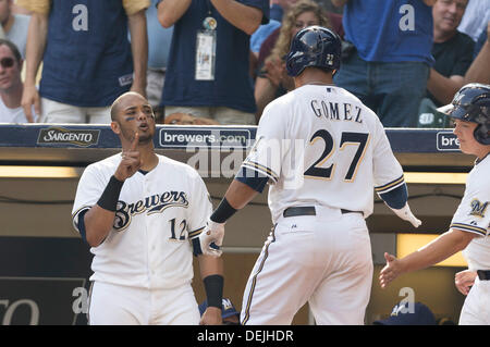 Milwaukee, Wisconsin, États-Unis. 19e Août, 2013. Septembre 19th, 2013 : Milwaukee Brewers catcher Martin Maldonado # 12 célèbre avec Milwaukee Brewers champ centre Carlos Gomez # 27 après Gomez homered dans la 7ème manche de la Ligue majeure de baseball pendant les match entre les Milwaukee Brewers et les Cubs de Chicago au Miller Park de Milwaukee, WI. Les Brasseurs de plomb Cubs 4-1 en 8e manche. John Fisher/CSM/Alamy Live News Banque D'Images