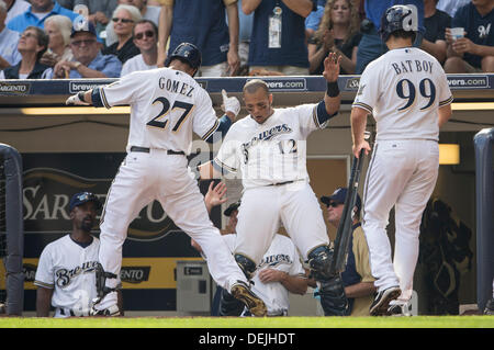 Milwaukee, Wisconsin, États-Unis. 19e Août, 2013. Septembre 19th, 2013 : Milwaukee Brewers catcher Martin Maldonado # 12 célèbre avec Milwaukee Brewers champ centre Carlos Gomez # 27 après Gomez homered dans la 7ème manche de la Ligue majeure de baseball pendant les match entre les Milwaukee Brewers et les Cubs de Chicago au Miller Park de Milwaukee, WI. Les Brasseurs de plomb Cubs 4-1 en 8e manche. John Fisher/CSM/Alamy Live News Banque D'Images