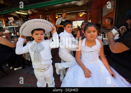 Les enfants déguisés pour la fête de l'indépendance mexicaine, Olvera Street, Los Angeles, Californie Banque D'Images