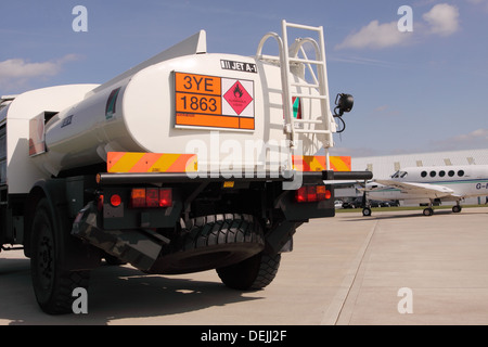 Le carburant aviation aéroport chariot avec aero JET A1 et de carburant à l'aéroport en signe HAZCHEM UK Banque D'Images