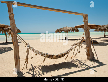 Hamac sur une plage de l'île du désert tropical avec vue sur la mer Banque D'Images