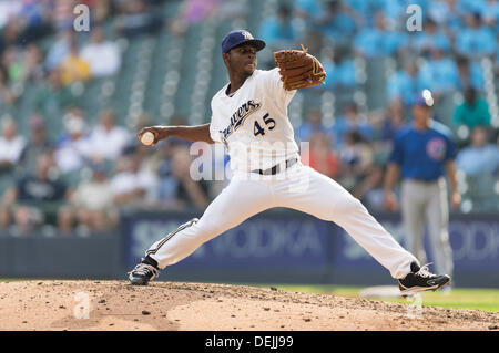 19 septembre 2013 - Milwaukee, Wisconsin, États-Unis d'Amérique - Septembre 19th, 2013 : Milwaukee Brewers lanceur droitier Alfredo Figaro # 45 emplacements en relief au cours de la partie de baseball de ligue majeure entre les Milwaukee Brewers et les Cubs de Chicago au Miller Park de Milwaukee, WI. Les Brasseurs de plomb Cubs 5-1 dans la 9e manche. John Fisher/CSM Banque D'Images