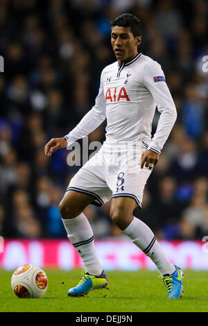 Londres, Royaume-Uni. 19e Août, 2013. Le milieu de terrain de Tottenham Paulinho en action pendant la deuxième moitié de l'UEFA Europa League Groupe K match de football entre Tottenham Hotspur et Tromso IL à White Hart Lane. Credit : Action Plus Sport/Alamy Live News Banque D'Images