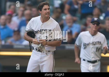 19 septembre 2013 - Milwaukee, Wisconsin, États-Unis d'Amérique - Septembre 19th, 2013 : le voltigeur des Milwaukee Brewers Logan Schafer # 22 soutient avec l'arbitre après un match se terminant au cours de la troisième grève appelé Principal Ligue base-ball match entre les Milwaukee Brewers et les Cubs de Chicago au Miller Park de Milwaukee, WI. Oursons battre les Brewers 5-1. John Fisher/CSM Banque D'Images