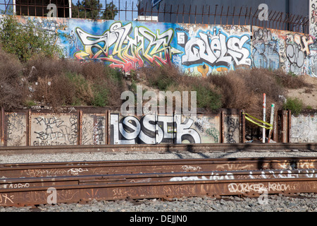 Le long de la voie ferrée de graffitis à côté de Los Angeles River, du centre-ville de Los Angeles, Californie Banque D'Images