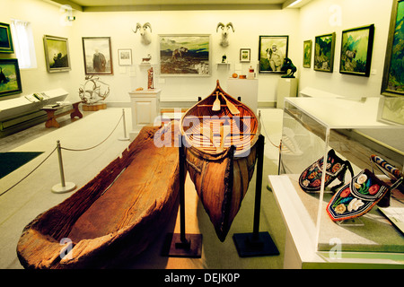 Musée de Shelburne, Vermont, USA. L'une des salles d'exposition montrant la peinture de paysages et de bateaux du lac Champlain et d'artefacts Banque D'Images