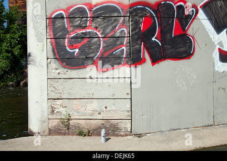 La peinture en aérosol peut et graffiti dans le cadre de passerelle pour piétons le long de la Glendale Narrows, Los Anglees River, Californie Banque D'Images