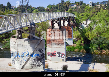 Sunnynook passerelle pour piétons le long de la Los Angeles River, Glendale, Californie Narrows Banque D'Images