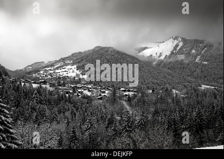 Mont Chery et Les Gets prises de Morzine montagne en hiver avec de la neige Banque D'Images