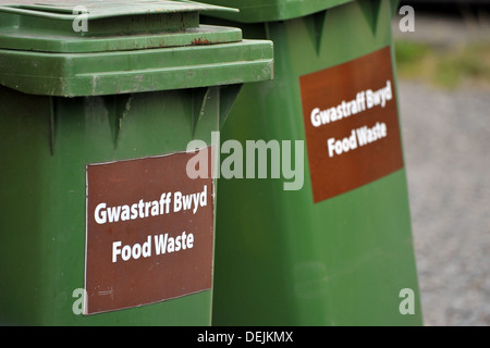 Bacs de recyclage vert gallois au Pays de Galles avec rédaction bilingue sur eux. Banque D'Images