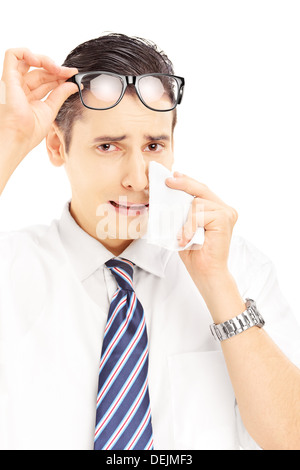 Jeune homme triste essuyant ses yeux en pleurs, avec des tissus et looking at camera Banque D'Images