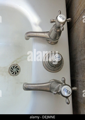 Sommaire des robinets de lavabo, salle de bains détail à Barrington Court, Ilminster, Somerset , UK TA19 0NQ Banque D'Images