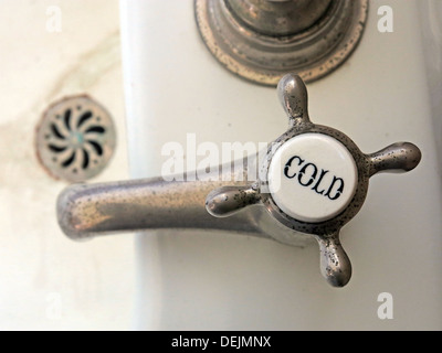 Dans la salle de bains froide du robinet à Barrington Court, Ilminster, Somerset , UK TA19 0NQ Banque D'Images