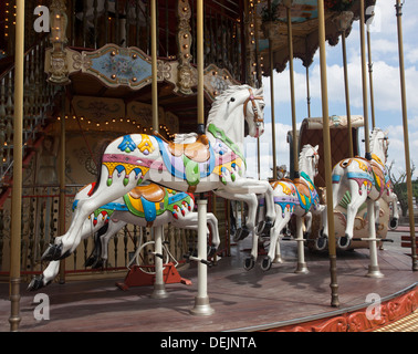 Close up de chevaux sur un carrousel de style français à Paris France, également appelé un manège. Banque D'Images