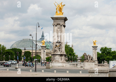 Cours La Reine - une rue animée le long de la Seine reliant le Pont Alexandre III pont avec le Grand Palais à Paris France Banque D'Images