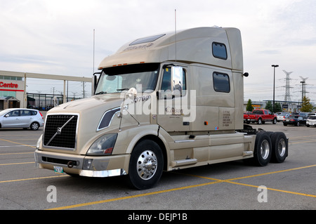 Nouveau camion Volvo dans les parking avec compartiment de couchage. Banque D'Images