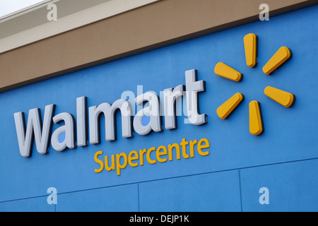 Walmart signe et logo sur l'avant du magasin Banque D'Images