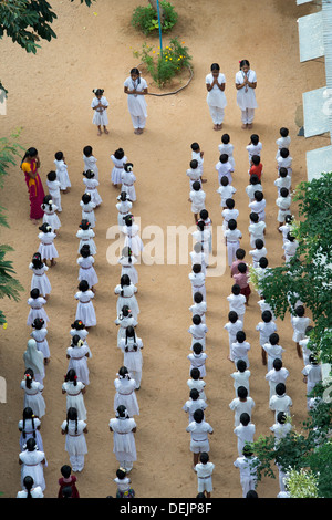 Regardant vers le bas sur un Indien moyen anglais et l'école les enfants de l'école de faire les prières du matin en assemblée générale. Puttaparthi, Andhra Pradesh, Inde Banque D'Images