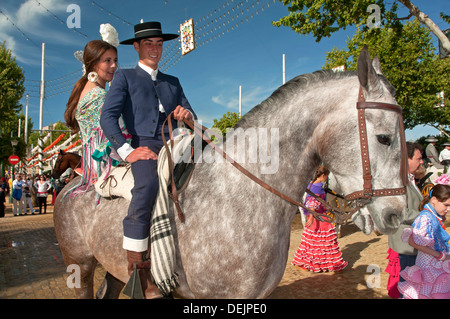 Foire d'avril, jeune couple équitation sur cheval, Séville, Andalousie, Espagne, Europe Banque D'Images