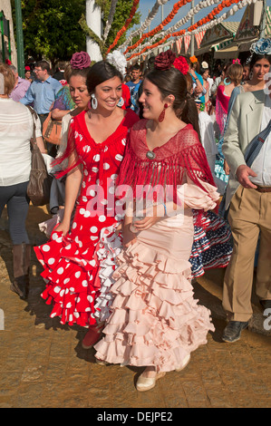 Foire d'avril, les jeunes femmes portant une robe flamenco traditionnel, Séville, Andalousie, Espagne, Europe Banque D'Images