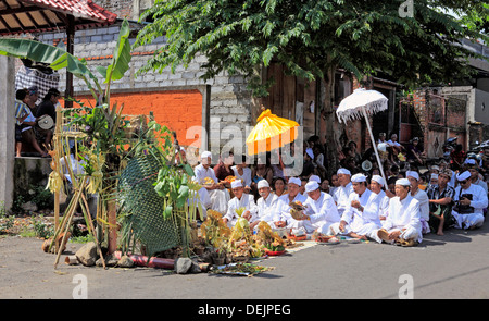 Prêtres assis sur la route, à une cérémonie de rue dans un petit village, près de Lovina, nord de Bali, Indonésie Banque D'Images