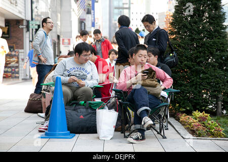 Tokyo, Japon. 20e Septembre, 2013. Plus de sept cents personnes patiemment la queue tôt le matin avant l'Apple Store ouvre ses portes à Ginza, le 20 septembre 2013. Le Japon est l'un des premiers pays où Apple fans pouvaient obtenir le nouvel iPhone 5s et moins chères de l'iPhone 5c. Credit : Rodrigo Reyes Marin/AFLO/Alamy Live News Banque D'Images