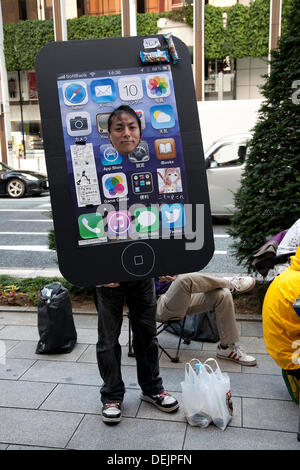 Tokyo, Japon. 20e Septembre, 2013. Un homme porte un iPhone personnalisée lors la ligne avant d'entrer dans l'Apple Store, le 20 septembre 2013. Plus de sept cents personnes patiemment la queue tôt le matin avant l'Apple Store ouvre ses portes à Ginza. Le Japon est l'un des premiers pays où Apple fans pouvaient obtenir le nouvel iPhone 5s et moins chères de l'iPhone 5c. Credit : Rodrigo Reyes Marin/AFLO/Alamy Live News Banque D'Images