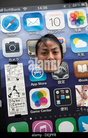 Tokyo, Japon. 20e Septembre, 2013. Un homme porte un iPhone personnalisée lors la ligne avant d'entrer dans l'Apple Store, le 20 septembre 2013. Plus de sept cents personnes patiemment la queue tôt le matin avant l'Apple Store ouvre ses portes à Ginza. Le Japon est l'un des premiers pays où Apple fans pouvaient obtenir le nouvel iPhone 5s et moins chères de l'iPhone 5c. Credit : Rodrigo Reyes Marin/AFLO/Alamy Live News Banque D'Images