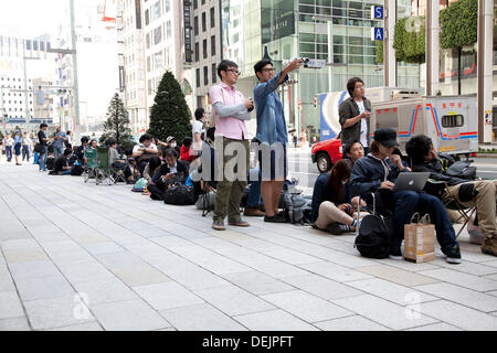 Tokyo, Japon. 20e Septembre, 2013. Plus de sept cents personnes patiemment la queue tôt le matin avant l'Apple Store ouvre ses portes à Ginza, le 20 septembre 2013. Le Japon est l'un des premiers pays où Apple fans pouvaient obtenir le nouvel iPhone 5s et moins chères de l'iPhone 5c. Credit : Rodrigo Reyes Marin/AFLO/Alamy Live News Banque D'Images