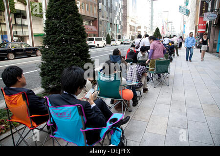 Tokyo, Japon. 20e Septembre, 2013. Plus de sept cents personnes patiemment la queue tôt le matin avant l'Apple Store ouvre ses portes à Ginza, le 20 septembre 2013. Le Japon est l'un des premiers pays où Apple fans pouvaient obtenir le nouvel iPhone 5s et moins chères de l'iPhone 5c. Credit : Rodrigo Reyes Marin/AFLO/Alamy Live News Banque D'Images