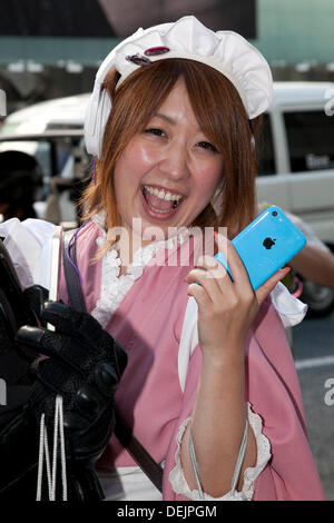 Tokyo, Japon. 20e Septembre, 2013. Acheteur satisfait présente son nouvel iPhone 5c à l'extérieur de l'Apple Store, le 20 septembre 2013. Plus de sept cents personnes patiemment la queue tôt le matin avant l'Apple Store ouvre ses portes à Ginza. Le Japon est l'un des premiers pays où Apple fans pouvaient obtenir le nouvel iPhone 5s et moins chères de l'iPhone 5c. Credit : Rodrigo Reyes Marin/AFLO/Alamy Live News Banque D'Images