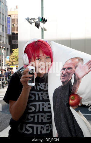 Tokyo, Japon. 20e Septembre, 2013. Acheteur satisfait montre son nouvel iPhone 5s et Steve Jobs photo à l'extérieur de l'Apple Store, le 20 septembre 2013. Plus de sept cents personnes patiemment la queue tôt le matin avant l'Apple Store ouvre ses portes à Ginza. Le Japon est l'un des premiers pays où Apple fans pouvaient obtenir le nouvel iPhone 5s et moins chères de l'iPhone 5c. Credit : Rodrigo Reyes Marin/AFLO/Alamy Live News Banque D'Images