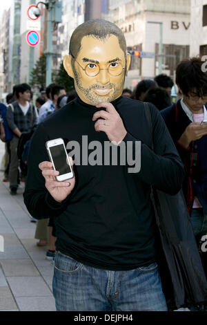 Tokyo, Japon. 20e Septembre, 2013. Un ventilateur porte un masque de Steve Jobs et montre son iPhone en dehors de l'Apple Store, le 20 septembre 2013. Plus de sept cents personnes patiemment la queue tôt le matin avant l'Apple Store ouvre ses portes à Ginza. Le Japon est l'un des premiers pays où Apple fans pouvaient obtenir le nouvel iPhone 5s et moins chères de l'iPhone 5c. Credit : Rodrigo Reyes Marin/AFLO/Alamy Live News Banque D'Images