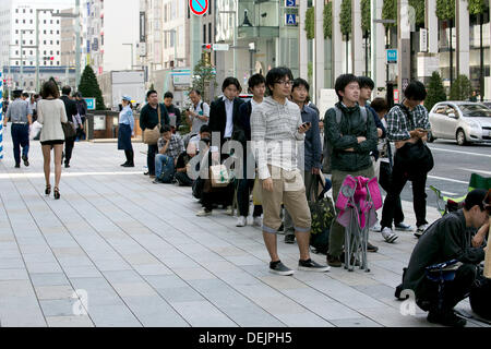 Tokyo, Japon. 20e Septembre, 2013. Plus de sept cents personnes patiemment la queue tôt le matin avant l'Apple Store ouvre ses portes à Ginza, le 20 septembre 2013. Le Japon est l'un des premiers pays où Apple fans pouvaient obtenir le nouvel iPhone 5s et moins chères de l'iPhone 5c. Credit : Rodrigo Reyes Marin/AFLO/Alamy Live News Banque D'Images