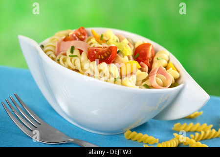 Salade de poireau, tomate cerise, poivron jaune et de jambon garni de ciboulette Banque D'Images