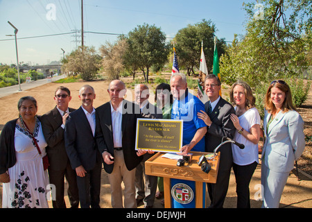 La cérémonie d'ouverture de Sunnynook River Park et le dévouement de la plaque pour Lewis MacAdams, fondateur des Amis de la rivière LA (FoLAR) Banque D'Images