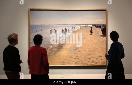 Hambourg, Allemagne. 19e Août, 2013. Visiteurs observez le tableau 'Summer Journée sur la plage sud de Skagen' de l'artiste danois Peder Severin Krøyer avant une conférence de presse de l'exposition "enmarks émergence dans la modernité" au Kunsthalle de Hambourg, Allemagne, 19 septembre 2013. Jusqu'au 12 janvier 2014, environ 80 œuvres de la collection d'art sur la peinture de Hirschsprung danois de la première moitié du xixe au début du xxe siècle sont à l'honneur à Hambourg. Photo : Christian Charisius/dpa/Alamy Live News Banque D'Images