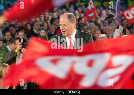 Berlin, Allemagne. 19e Août, 2013. Chancelier-candidat du Parti Social-démocrate Peer Steinbrueck prononce un discours à l'événement de campagne 'CV vidéo sportif Open Air' à Alexanderplatz à Berlin, Allemagne, 19 septembre 2013. Photo : Maurizio Gambarini/dpa/Alamy Live News Banque D'Images