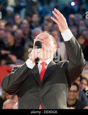 Berlin, Allemagne. 19e Août, 2013. Chancelier-candidat du Parti Social-démocrate Peer Steinbrueck prononce un discours à l'événement de campagne 'CV vidéo sportif Open Air' à Alexanderplatz à Berlin, Allemagne, 19 septembre 2013. Photo : Maurizio Gambarini/dpa/Alamy Live News Banque D'Images