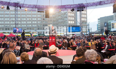 Berlin, Allemagne. 19e Août, 2013. Chancelier-candidat du Parti Social-démocrate Peer Steinbrueck prononce un discours à l'événement de campagne 'CV vidéo sportif Open Air' à Alexanderplatz à Berlin, Allemagne, 19 septembre 2013. Photo : Maurizio Gambarini/dpa/Alamy Live News Banque D'Images