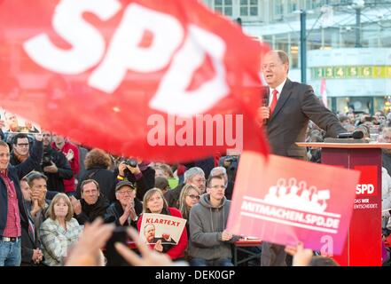 Berlin, Allemagne. 19e Août, 2013. Chancelier-candidat du Parti Social-démocrate Peer Steinbrueck prononce un discours à l'événement de campagne 'CV vidéo sportif Open Air' à Alexanderplatz à Berlin, Allemagne, 19 septembre 2013. Photo : Maurizio Gambarini/dpa/Alamy Live News Banque D'Images