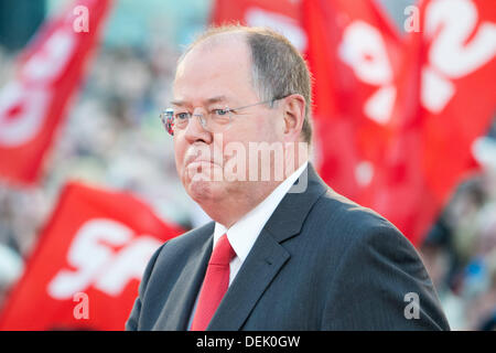 Berlin, Allemagne. 19e Août, 2013. Chancelier-candidat du Parti Social-démocrate Peer Steinbrueck prononce un discours à l'événement de campagne 'CV vidéo sportif Open Air' à Alexanderplatz à Berlin, Allemagne, 19 septembre 2013. Photo : Maurizio Gambarini/dpa/Alamy Live News Banque D'Images