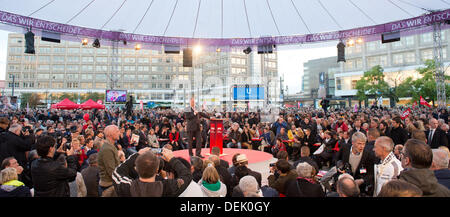 Berlin, Allemagne. 19e Août, 2013. Chancelier-candidat du Parti Social-démocrate Peer Steinbrueck prononce un discours à l'événement de campagne 'CV vidéo sportif Open Air' à Alexanderplatz à Berlin, Allemagne, 19 septembre 2013. Photo : Maurizio Gambarini/dpa/Alamy Live News Banque D'Images