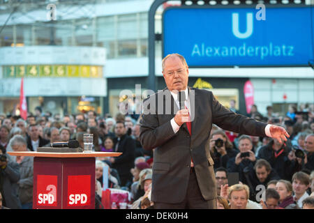 Berlin, Allemagne. 19e Août, 2013. Chancelier-candidat du Parti Social-démocrate Peer Steinbrueck prononce un discours à l'événement de campagne 'CV vidéo sportif Open Air' à Alexanderplatz à Berlin, Allemagne, 19 septembre 2013. Photo : Maurizio Gambarini/dpa/Alamy Live News Banque D'Images