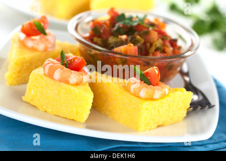 Tranches de polenta aux crevettes et tomate cerise accompagné de hogao, un Colombien sauce de tomate, oignon et coriandre Banque D'Images