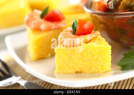 Tranches de polenta aux crevettes et tomate cerise accompagné de hogao, un Colombien sauce de tomate, oignon et coriandre Banque D'Images